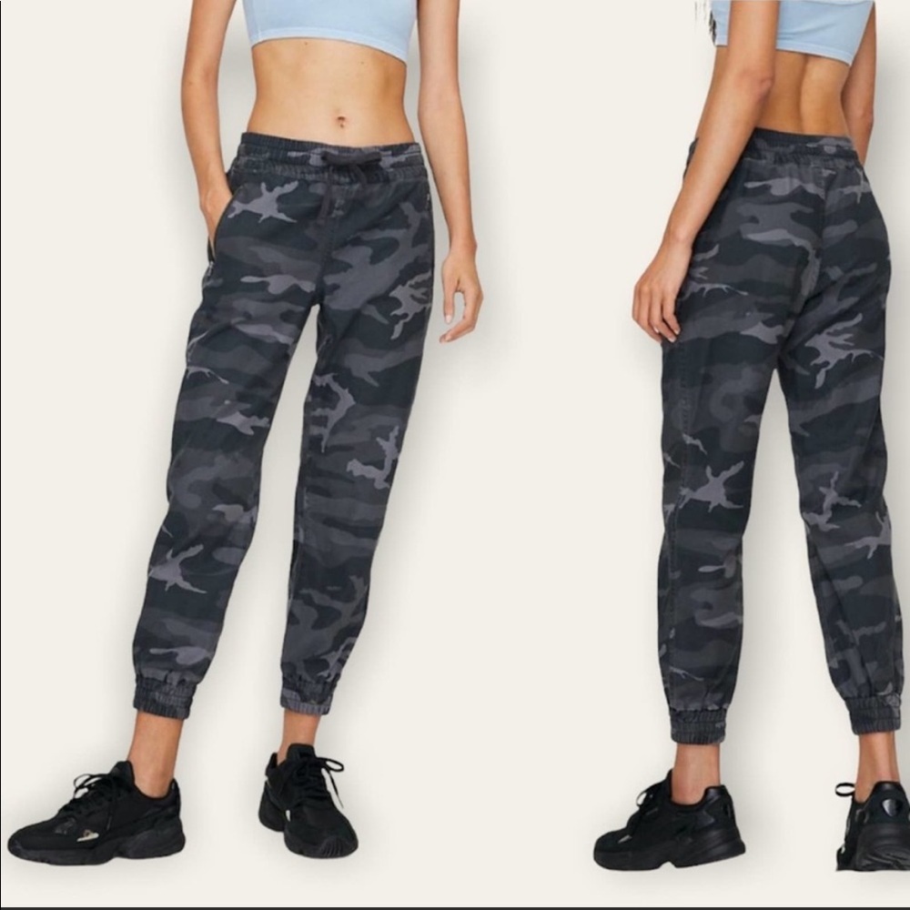 Aritzia TNA Camo Pants! XXS!